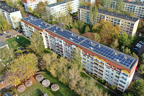 Mieterstromanlage auf Dach eines Wohnblocks in Bernburg