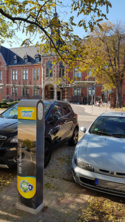 Ladesäule Elektroauto af Gehweg